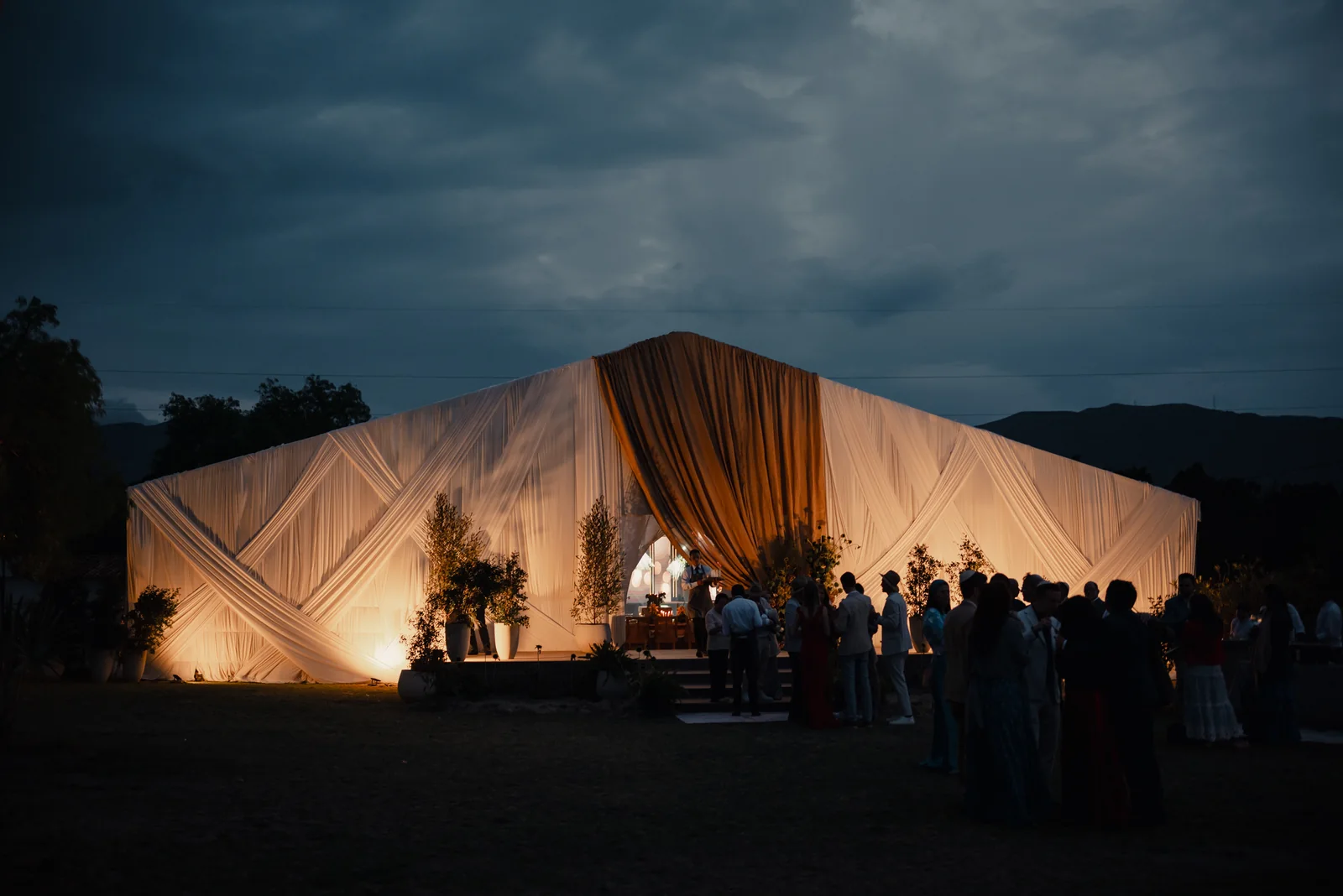 Carpa forrada por fuera, de noche