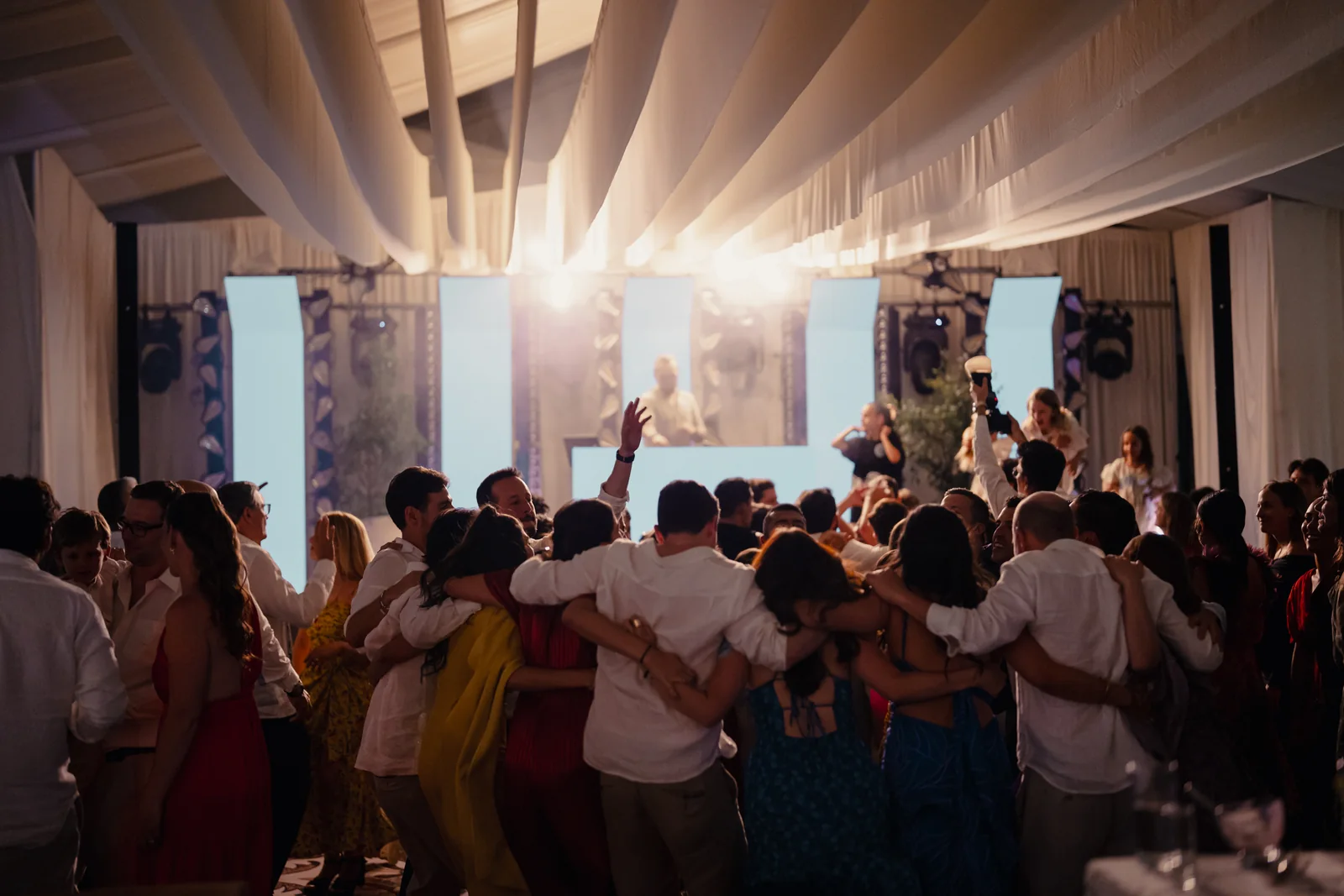 Carpa forrada por dentro durante la fiesta