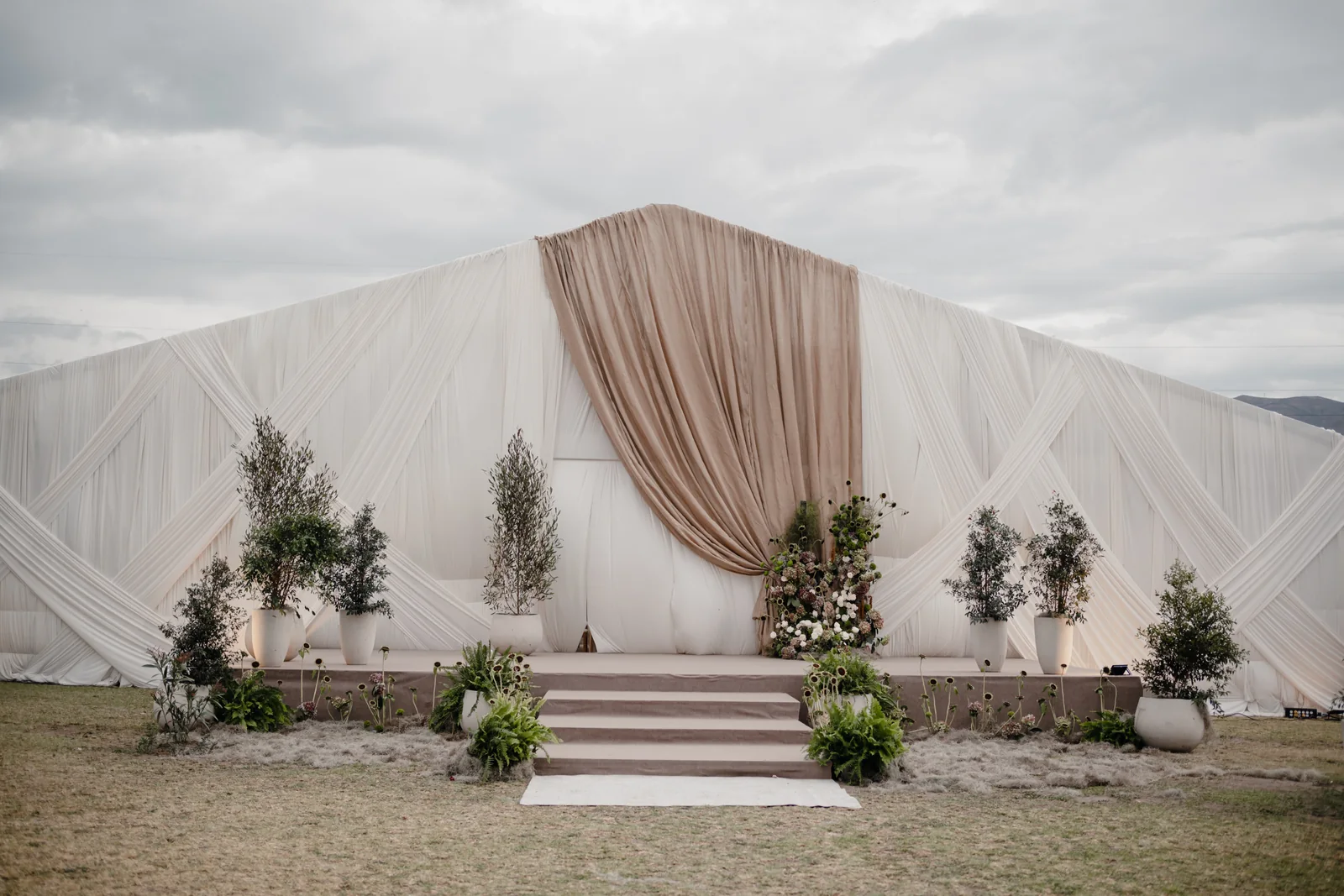Fachada con diseño en tonos tierra para una ceremonia