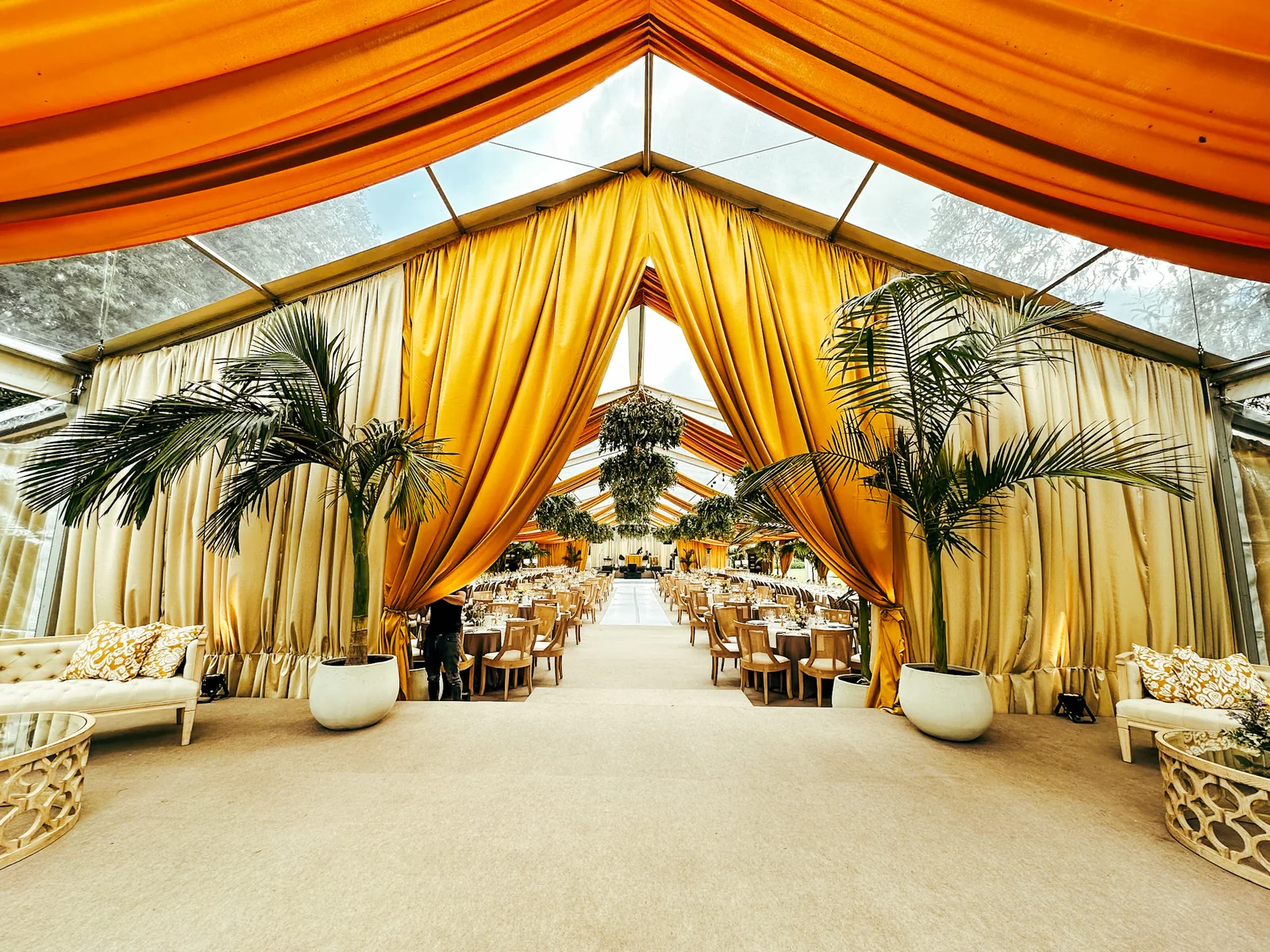 Carpa en amarillo y naranja con palmas