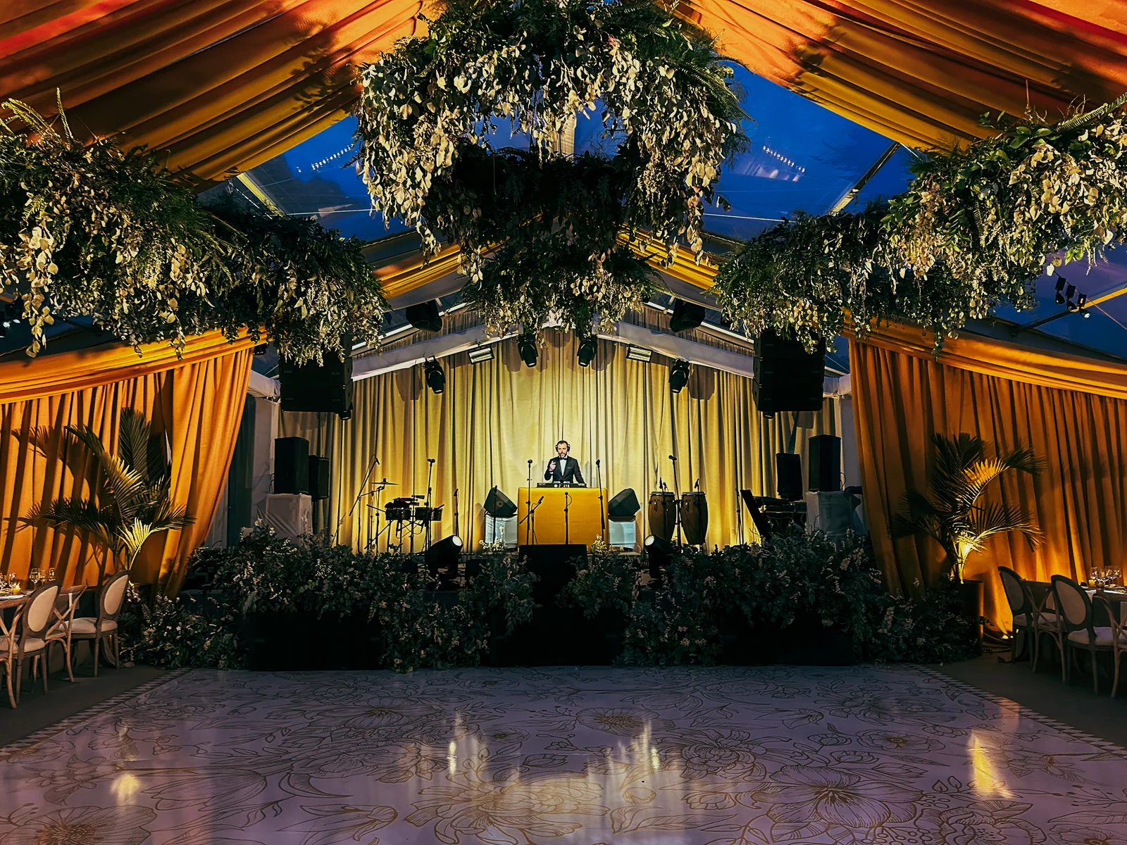 Salón vestido en amarillo, con el escenario al fondo