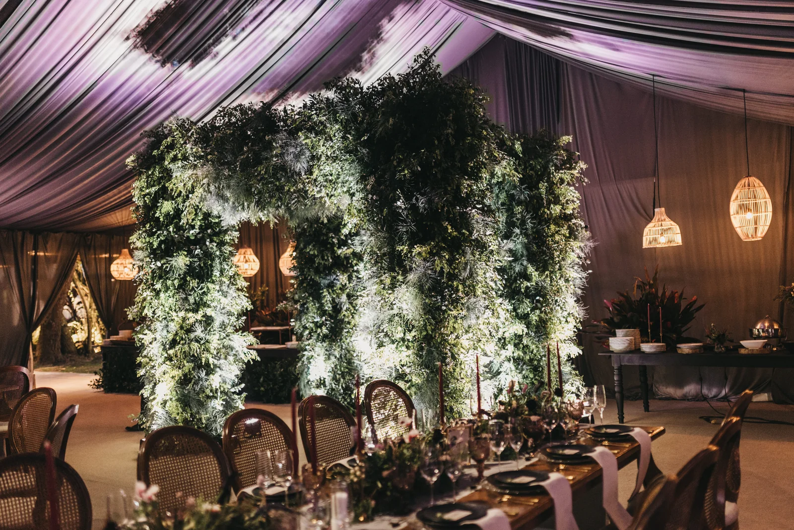 Carpa oscura con muro verde y lámparas