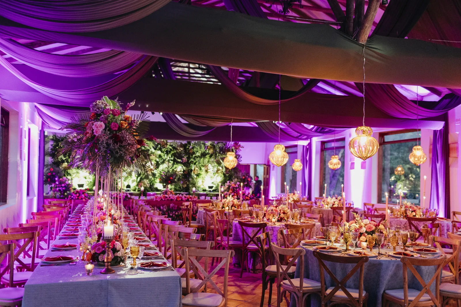 Salón en telas moradas con techo drapeado