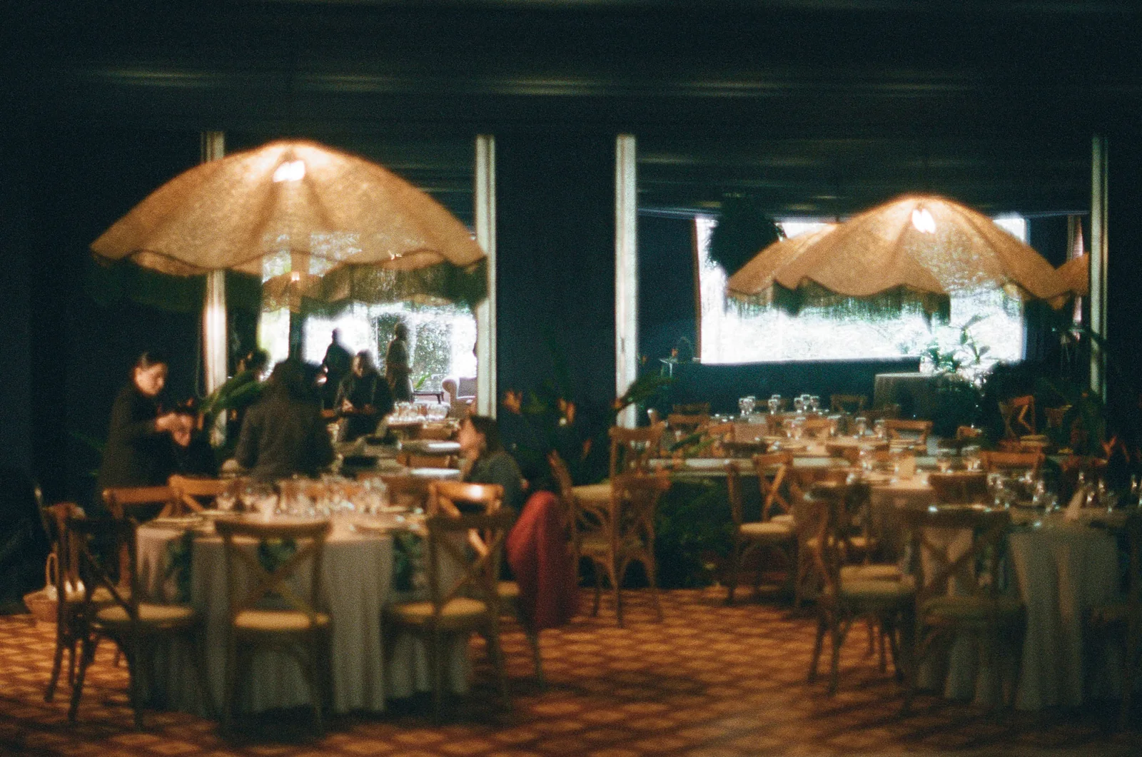 Salón en telas azules durante la cena