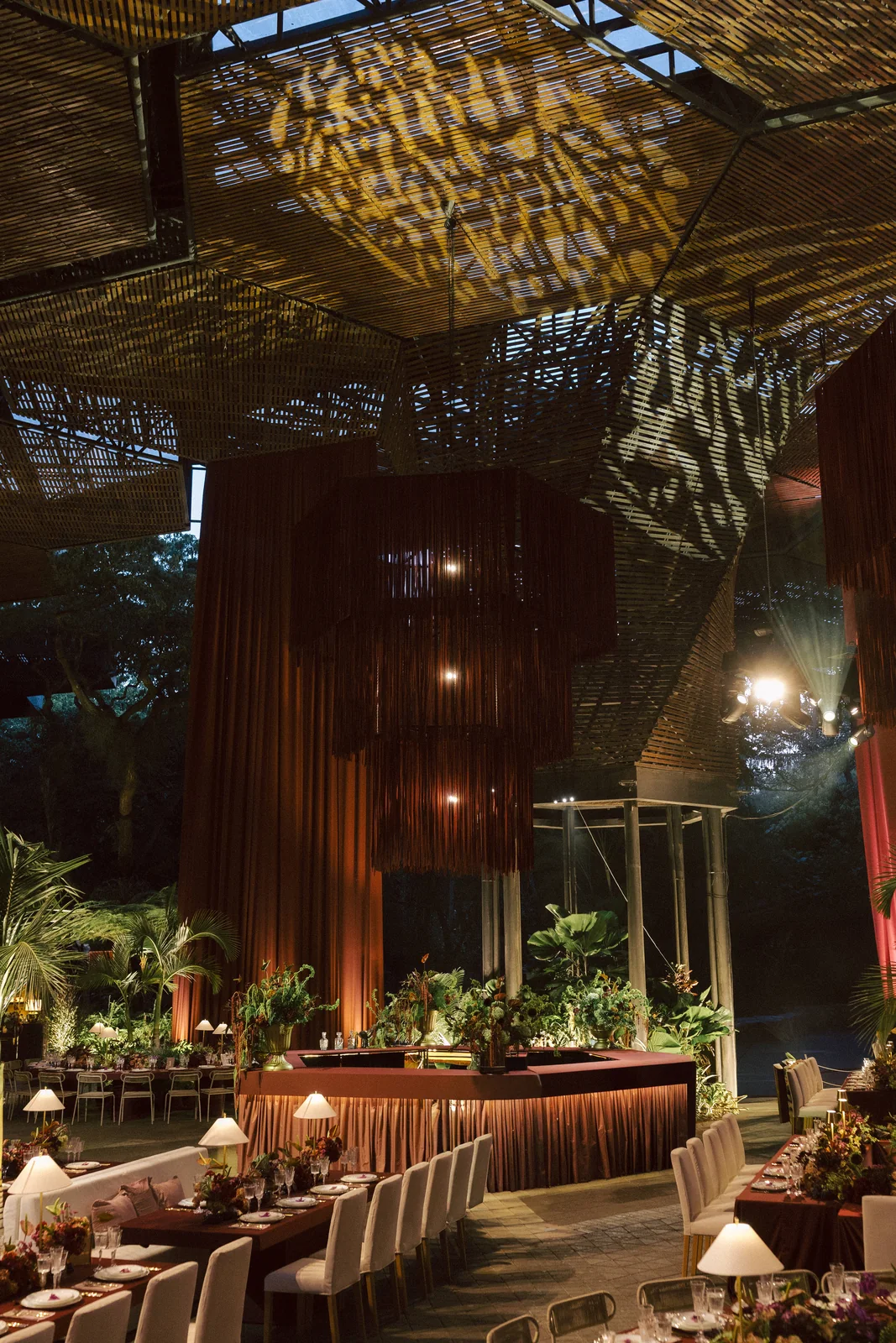 Cortinas rojas entre los árboles del Orquideorama