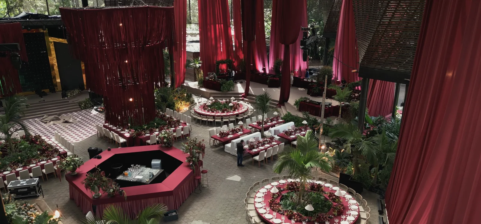 El Orquideorama vestido en telas rojas, visto desde arriba