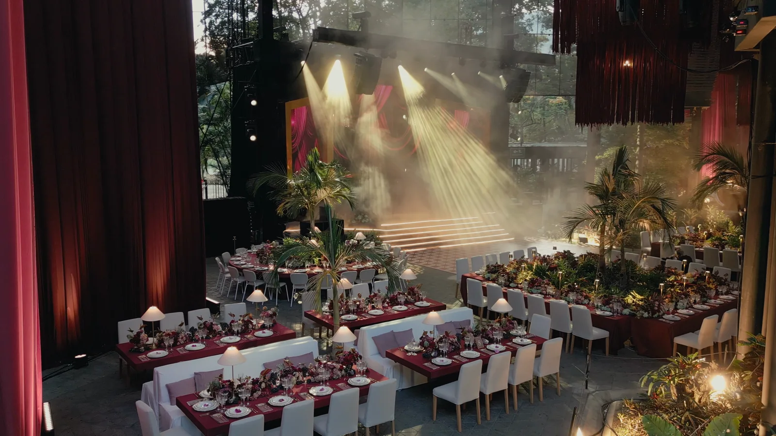 Telas rojas y mesas en el Orquideorama de Medellín
