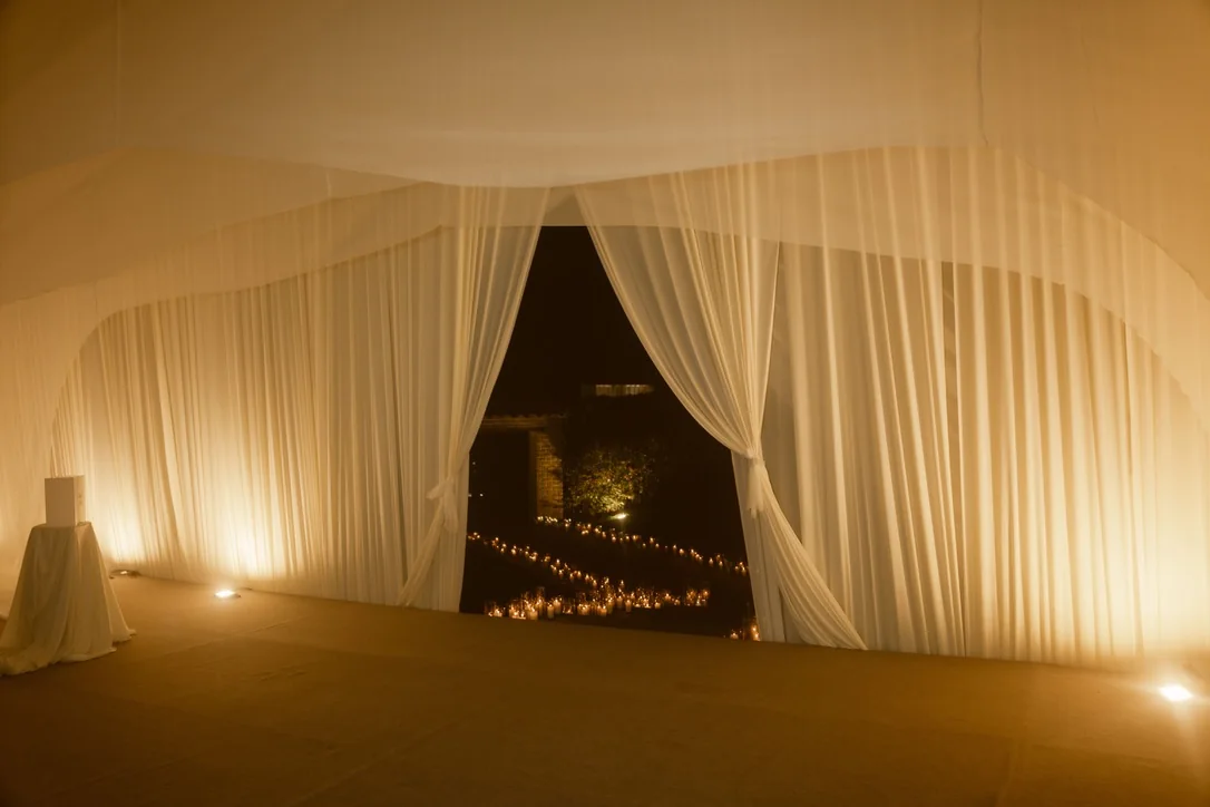 Entrada en cortinas blancas con velas