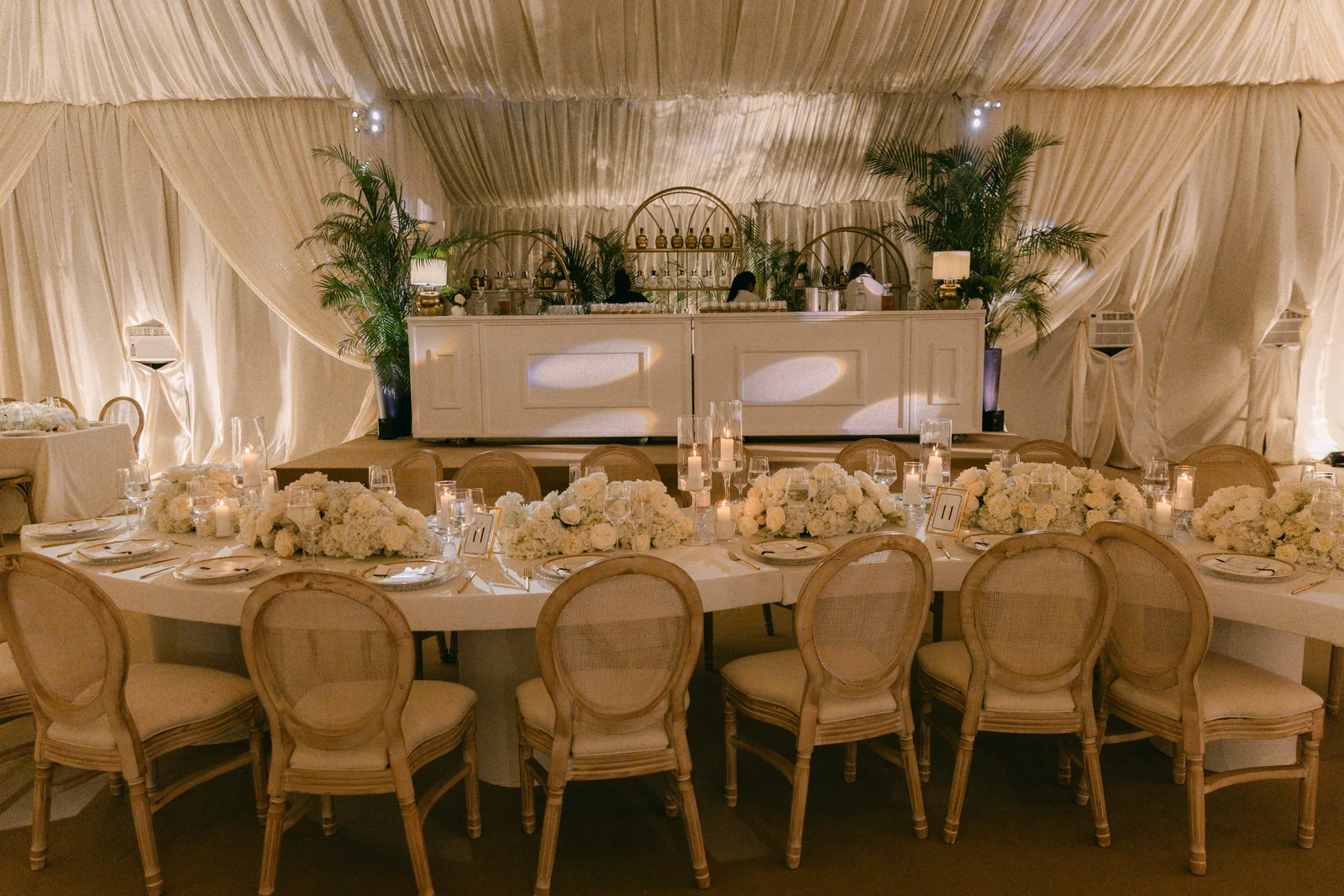 Salón en tela clara con mesas redondas, Medellín