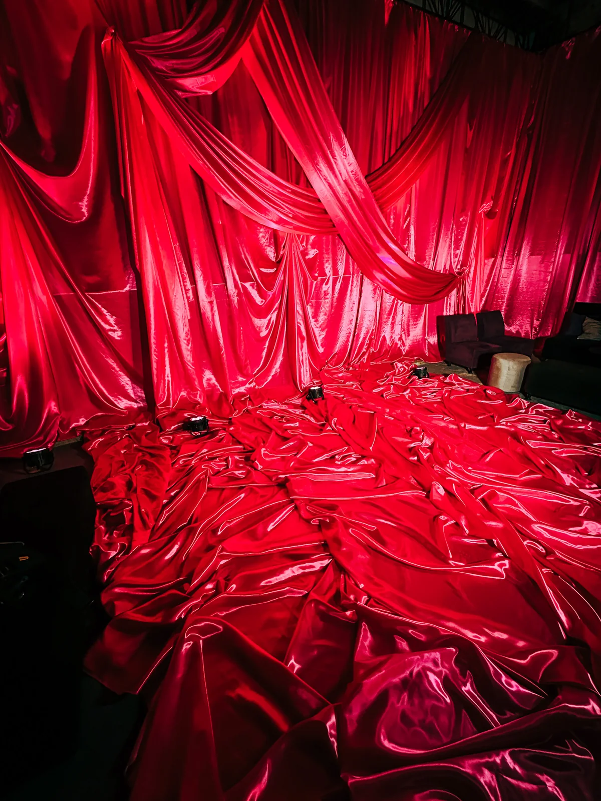Laterales en rojo plisado, en detalle