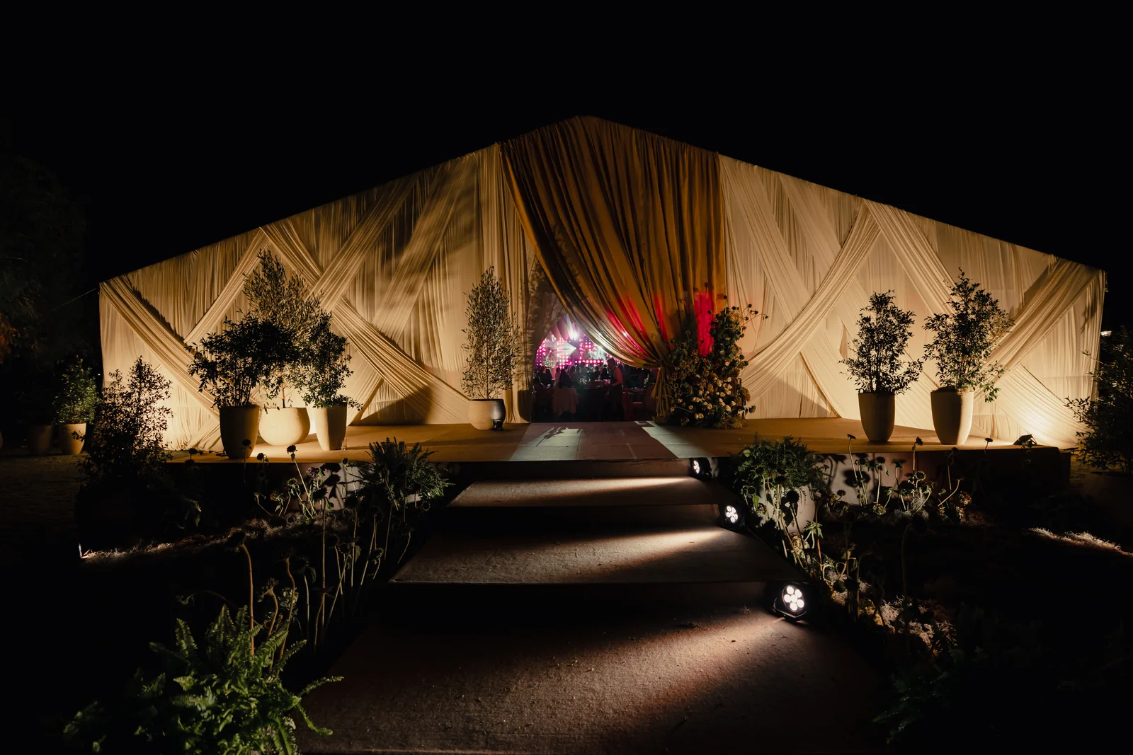 Entrada de la carpa iluminada de noche